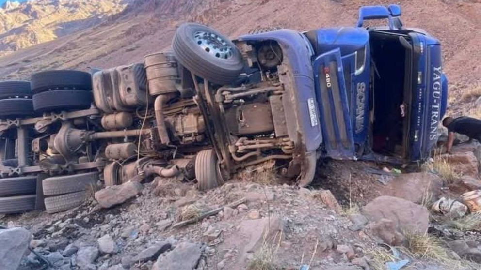 Volcó camión en plena Cordillera de los Andes y la conductora tuvo que ser rescatada en Mendoza