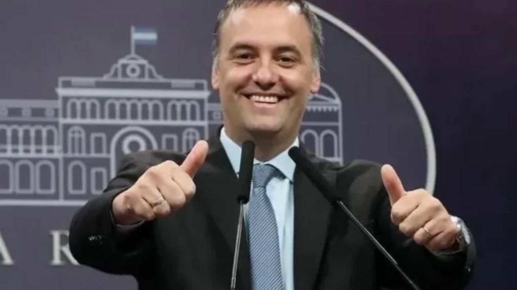 Manuel Adorni celebró la decisión de la Justicia de archivar la causa sobre el viaje de su esposa a Nueva York en el ARG01.