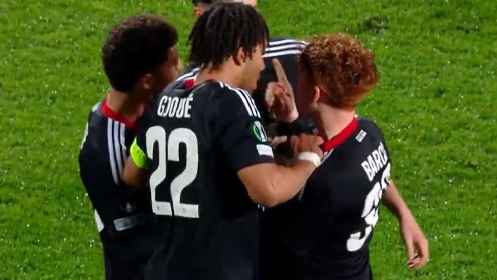 El Colo Barco lo hizo de nuevo, pero esta vez ante un compa�ero: fue en el final del partido del Racing de Estrasburgo en la Conference League. 
