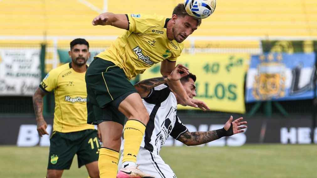 Cuando el partido estaba 1 a 0 a favor del Halcón, las autoridades del encuentro encontraron un pisotón en el área local y le dieron un penal al elenco santiagueño.