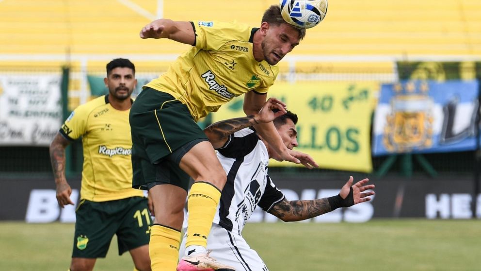 Cuando el partido estaba 1 a 0 a favor del Halcón, las autoridades del encuentro encontraron un pisotón en el área local y le dieron un penal al elenco santiagueño.