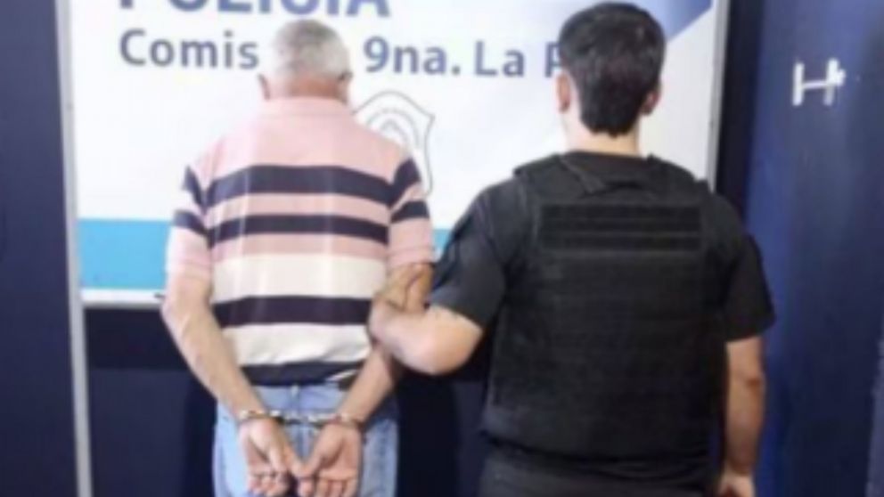 El jubilado fue trasladado esposado a la comisaría (Gentileza El Día).