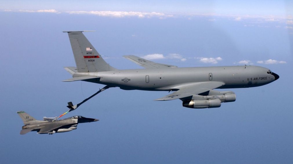 El avión cisterna suele alimentar con combusltible a otras aeronaves de combate (imagen ilustrativa).