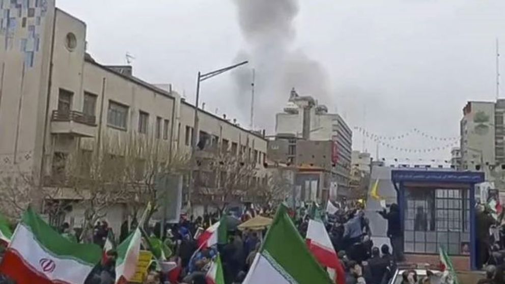 Una mujer murió tras una explosión durante una marcha en Teherán.
