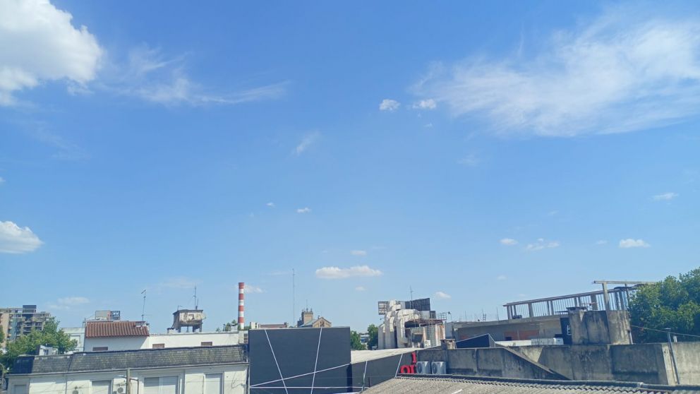 Vuelve el aire otoñal: bajan las temperaturas y sopla fuerte el viento