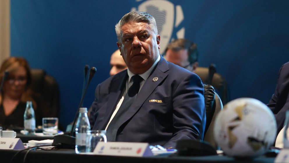 "Chiqui" Tapia podrá viajar a Paraguay para asistir al sorteo de competiciones de la Conmebol.