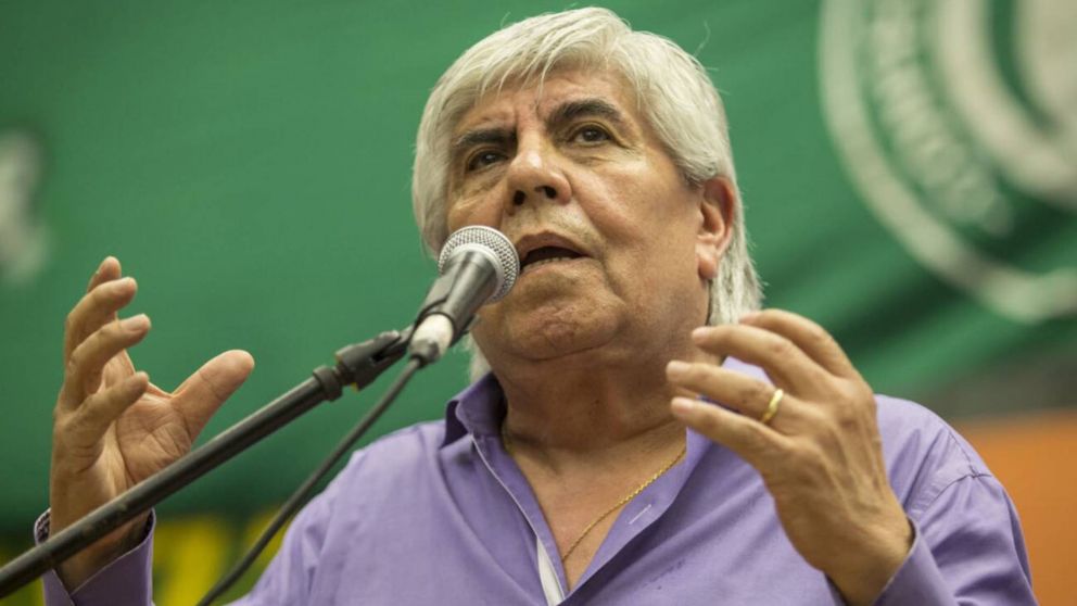 Hugo Moyano sella la paritaria de Camioneros en l�nea con las metas del Gobierno.