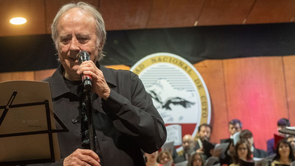 En Mendoza, Joan Manuel Serrat es distinguido como Doctor Honoris Causa por la Universidad Nacional de Cuyo