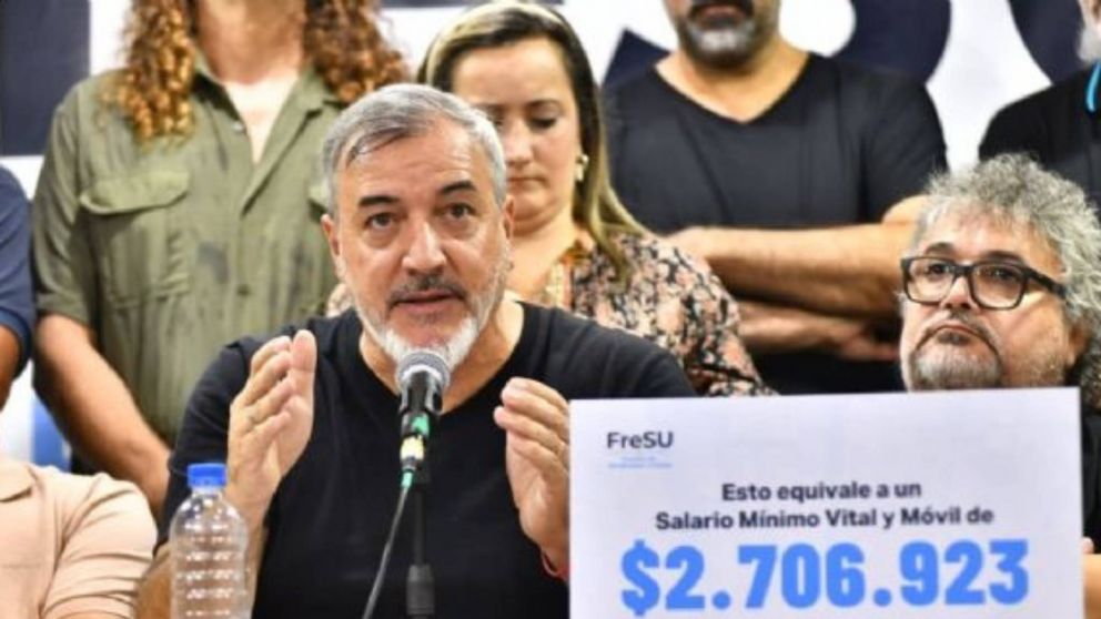 El Frente de Sindicatos Unidos exige la dimisión inmediata de Manuel Adorni.
