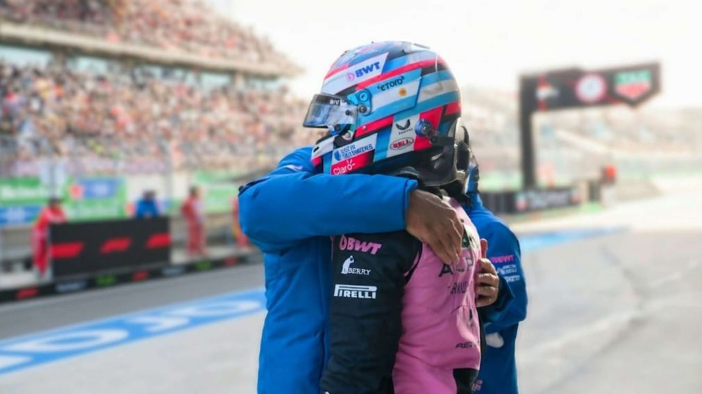 Flavio Briatore consolando a Franco Colapinto tras la Qualy del GP de China de Fórmula 1.