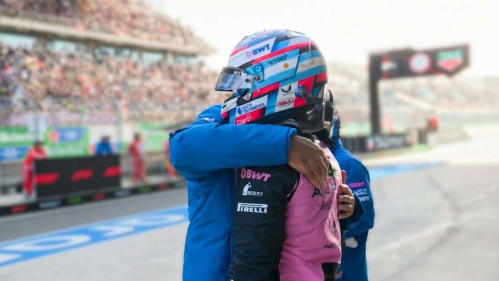 Flavio Briatore consolando a Franco Colapinto tras la Qualy del GP de China de Fórmula 1.
