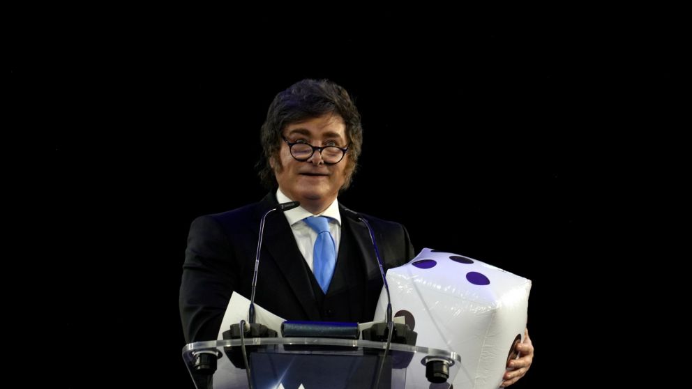 Javier Milei lanzó duras críticas contra Pedro Sánchez y tildó de "extorsionadores" a Paolo Rocca y Javier Madanes Quintanilla