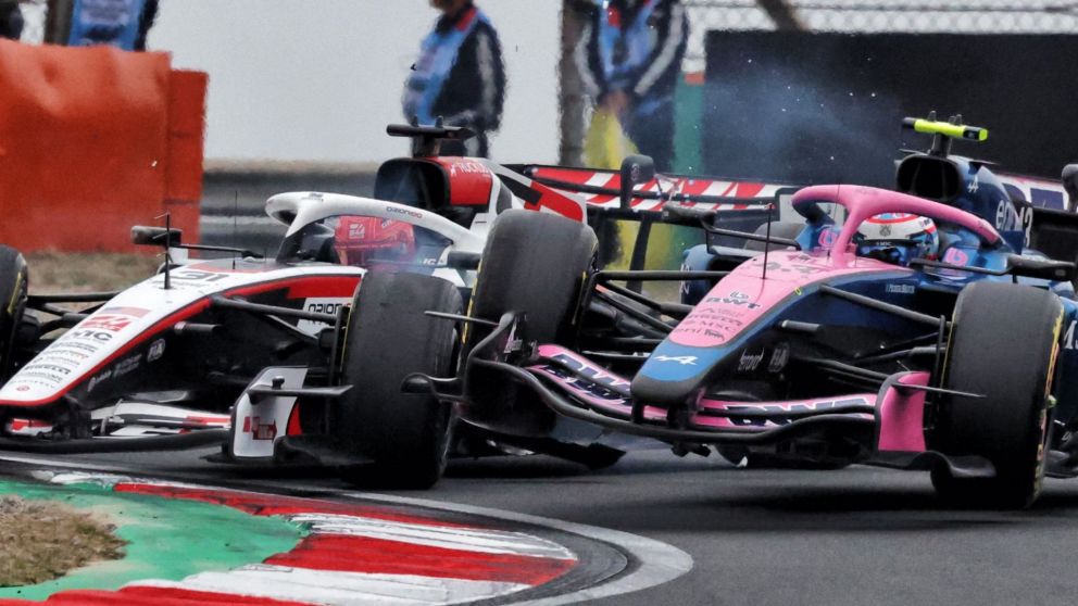 Otra impactante imagen del toque de Esteban Ocon a Franco Colapinto durante el GP de China de F1.