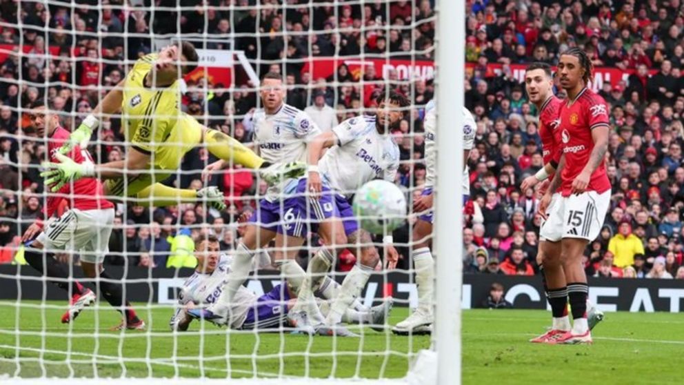 Emiliano Martínez poco pudo hacer en la caída del Aston Villa ante Manchester United por la Premier League.