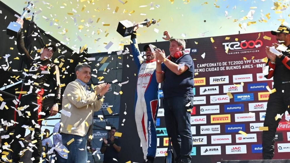 Franco Riva, ganador de la primera fecha del Campeonato de TC2000 YPF Energía Positiva de 2026, aplaudido por el jefe de Gobierno porteño, Jorge Macri.