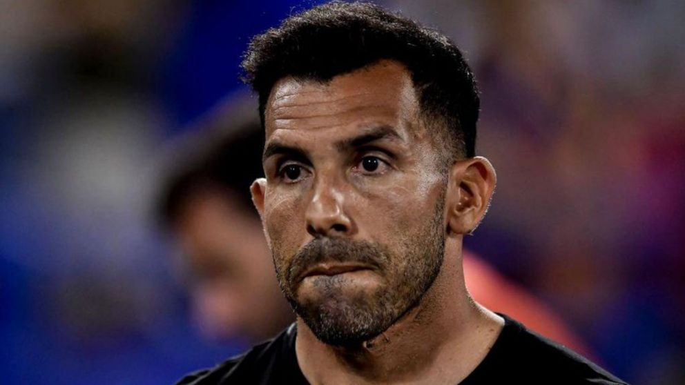 Carlos Tevez mostr� su lujosa casa en la visita de dos ex compa�eros con los que jug� en Manchester United.