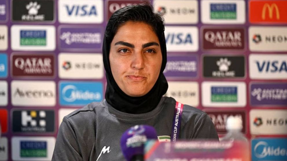 a capitana del seleccionado iraní desiste del asilo y regresa a Teherán bajo sospechas de coacción.