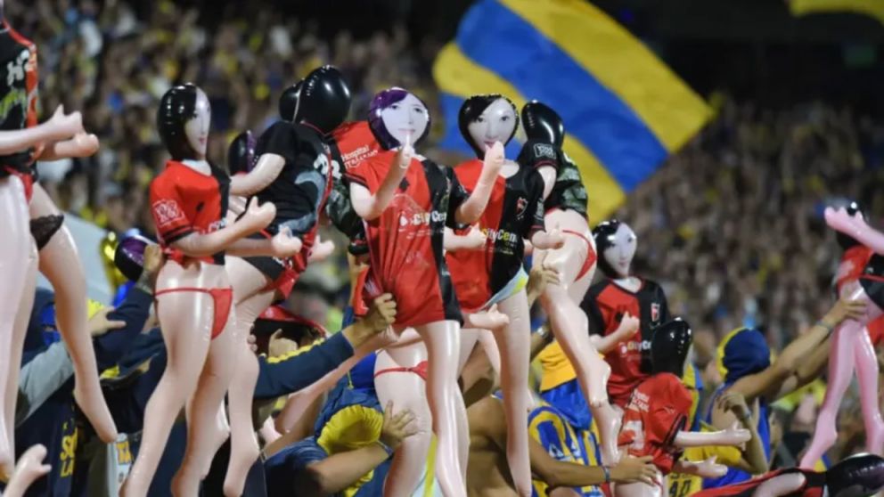 Desde la tribuna se arrojaron muñecas vestidas con la camiseta de la Lepra.
