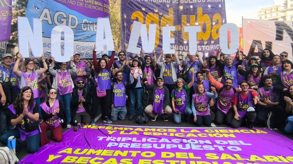 Universidades nacionales inician un paro masivo y la UBA radicaliza la protesta con una huelga indefinida.