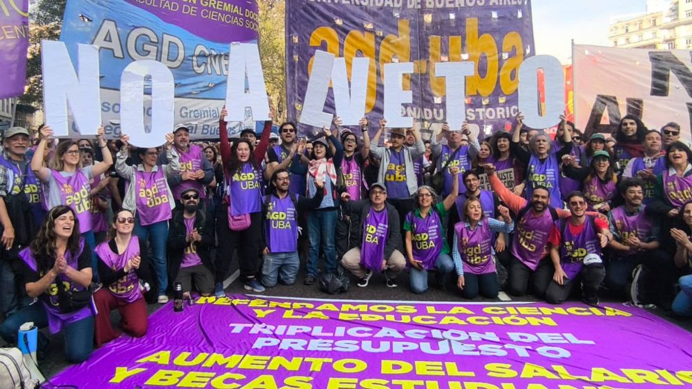 Universidades nacionales inician un paro masivo y la UBA radicaliza la protesta con una huelga indefinida.
