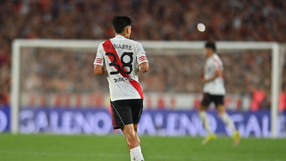 River se enfrentó a Sarmiento y utilizó unos números especiales en sus camisetas.