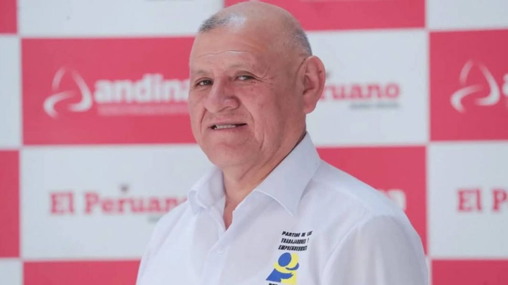 Perú: murió el candidato presidencial Napoleón Becerra tras volcar con. el auto