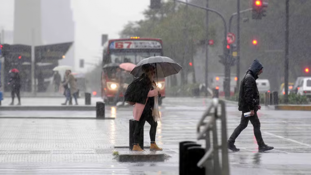 M�s de 25 localidades bajo alerta meteorol�gica naranja por tormentas: �se viene un finde largo pasado por agua?