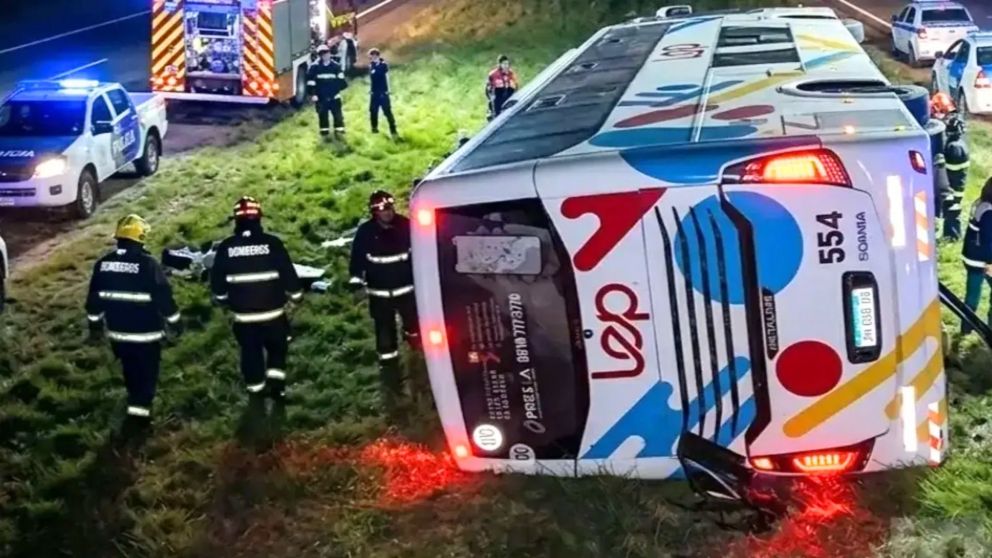 Un micro de larga distancia volcó sobre la ruta 9 a la altura de San Pedro y dejó a 45 pasajeros heridos (Imagen gentileza Infobrisas).