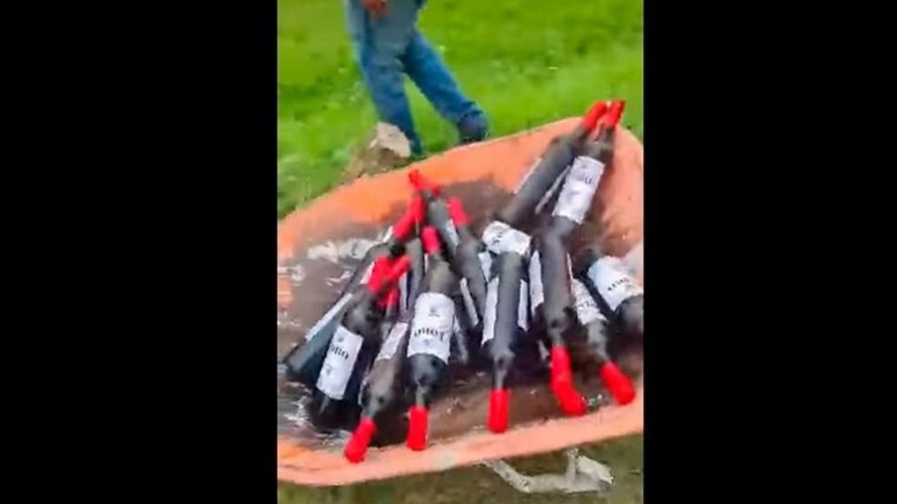 Camión desparramó su carga de botellas de vino al darse vuelta en el ingreso a una rotonda en Mendoza