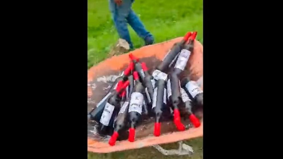 Camión desparramó su carga de botellas de vino al darse vuelta en el ingreso a una rotonda en Mendoza