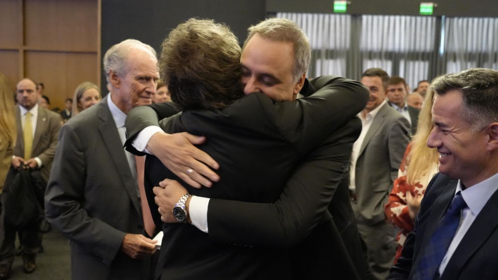 Después del pedido público de "disculpas" de Manuel Adorni, el Presidente lo abrazó en Córdoba.