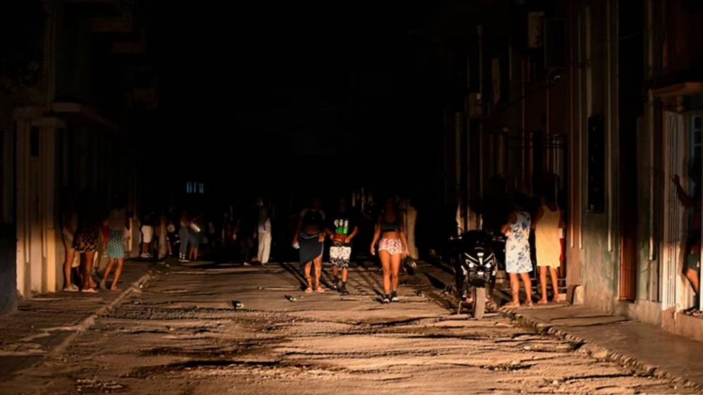 Colapso total en Cuba: el sistema eléctrico nacional se desconectó y dejó a la isla a oscuras.