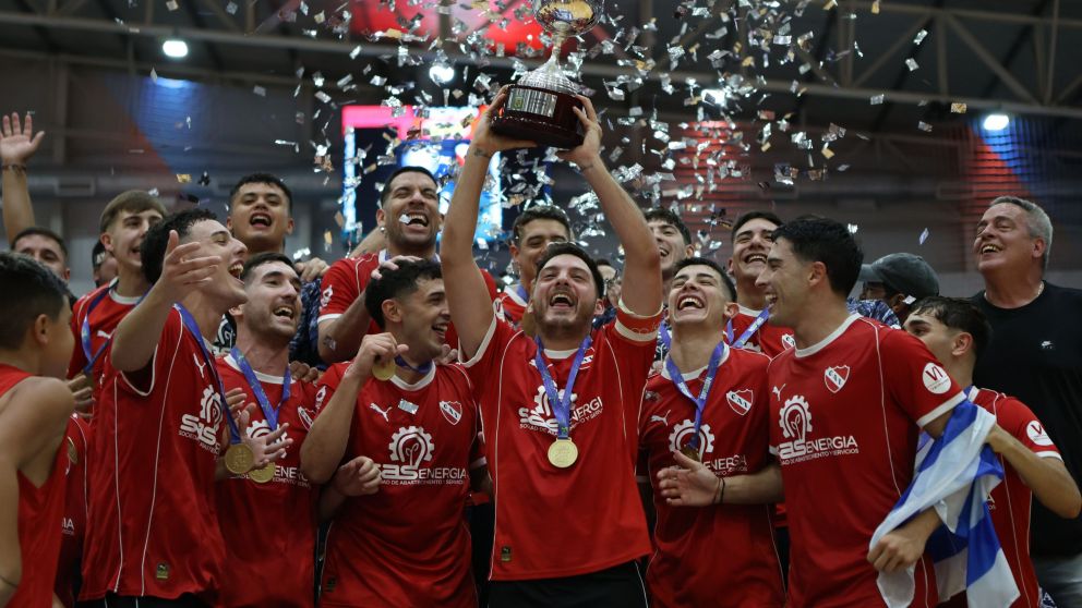 El festejo de los jugadores de Independiente tras vencer a 17 de Agosto y obtener la Supercopa Argentina de Futsal.