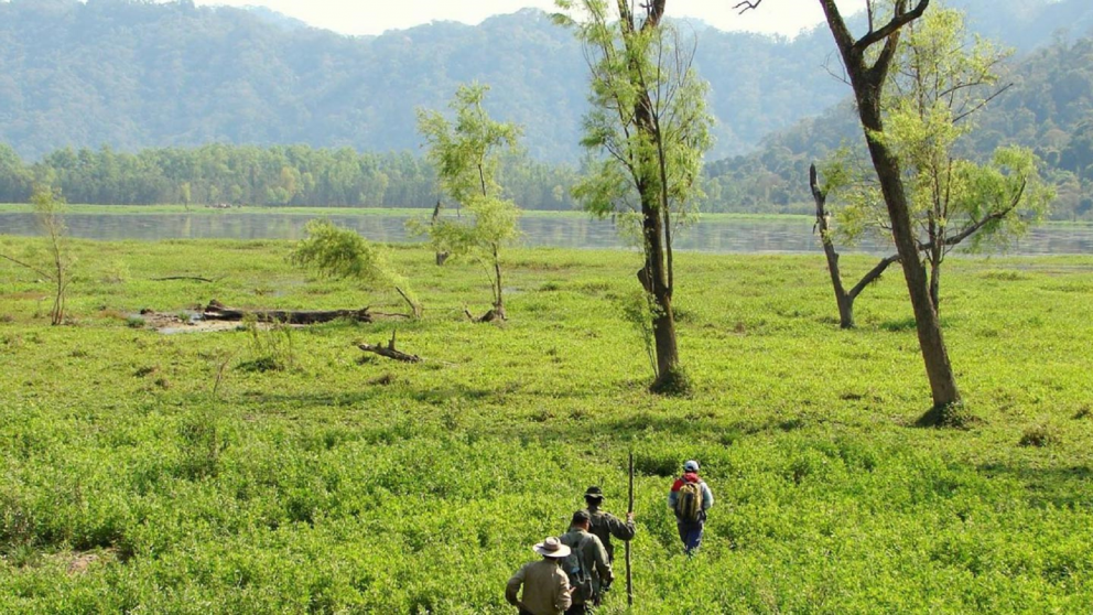 El paisaje natural combina selva, montes y un espejo de agua que se destaca por su biodiversidad.
