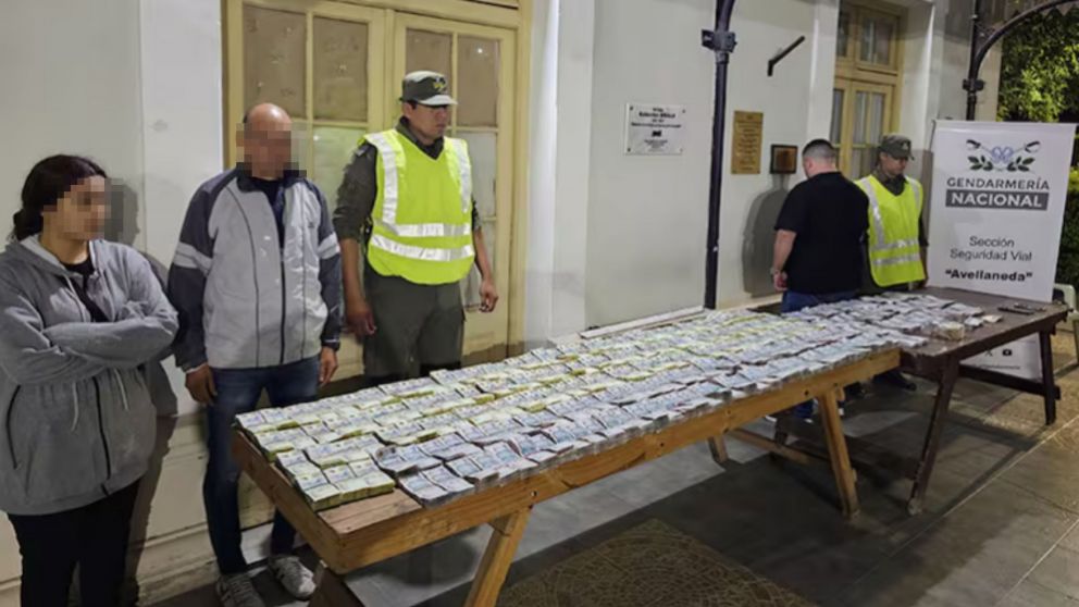 El dinero fue hallado por personal de Gendarmería en un control en Santa Fe (Gentileza Fiscales.com.ar).