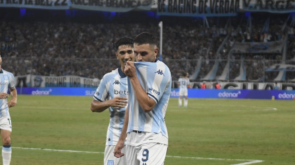 Racing se mueve por la fe y el amor de su goleador Maravilla Mart�nez. Tuvo cuatro oportunidades y dos fueron adentro. 