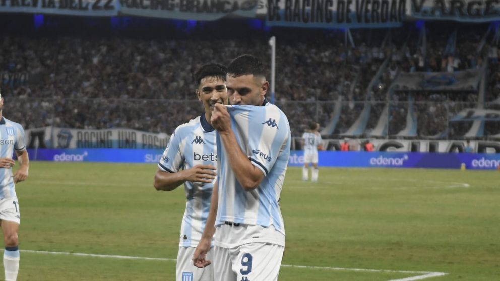 Racing se mueve por la fe y el amor de su goleador Maravilla Martínez. Tuvo cuatro oportunidades y dos fueron adentro.