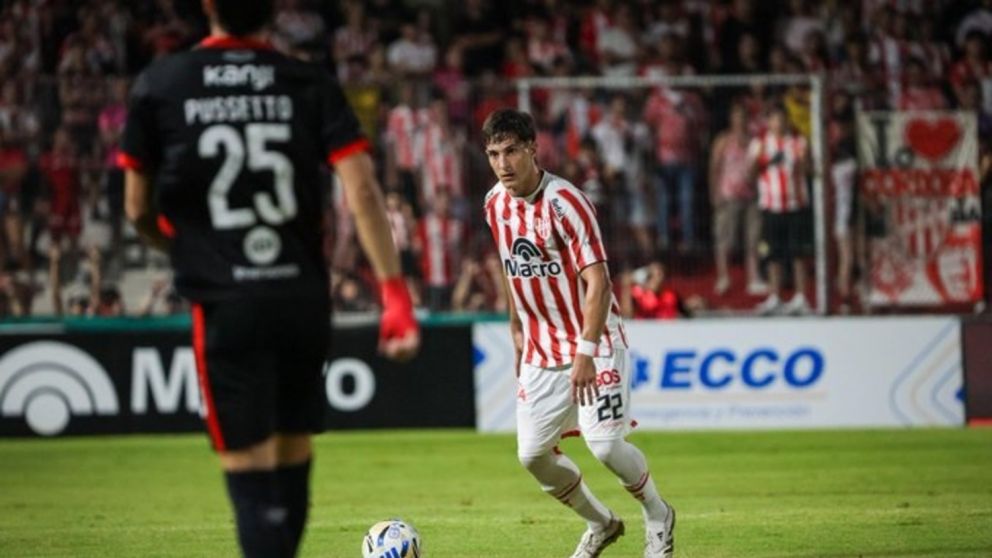 En el Monumental Presidente Perón, Instituto e Independiente juegan un entretenido encuentro.