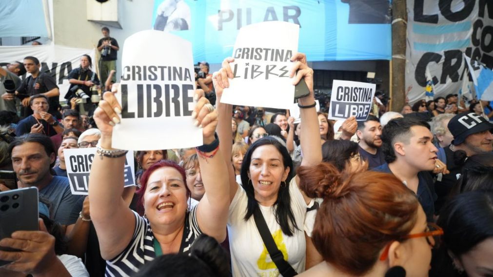 Los militantes se acercaron desde temprano a San José 1111 para apoyar a Cristina Kirchner.