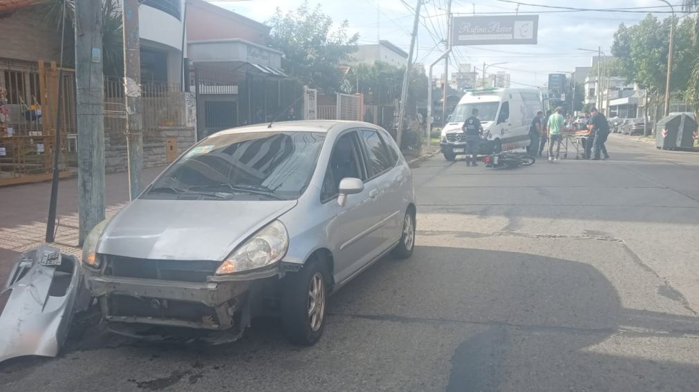 Impactante choque en plena hora pico: un motociclista terminó hospitalizado
