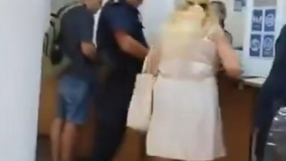 Furia en el municipio: una mujer protagonizó un violento episodio de gritos