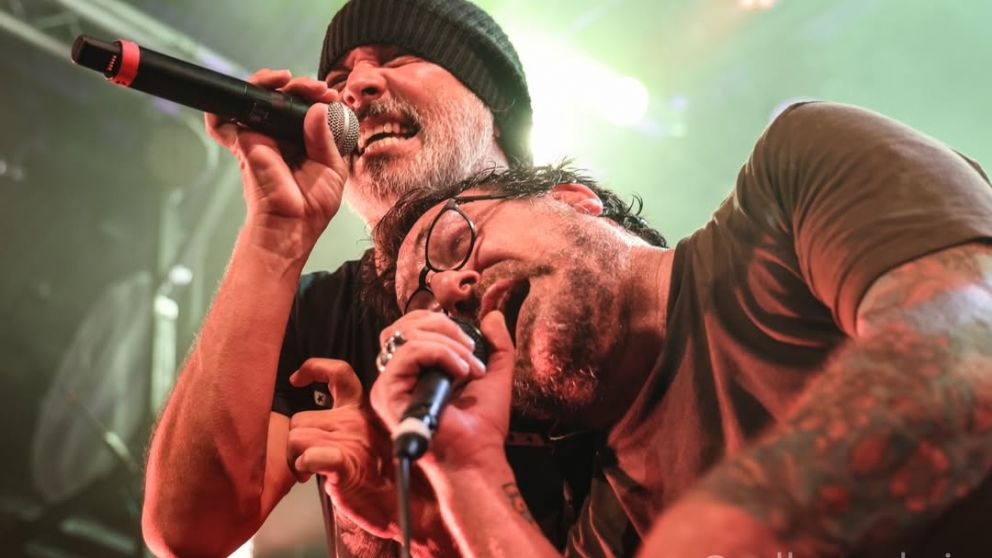 La Vela Puerca celebró un reencuentro histórico con su público argentino en una gira barrial con entradas agotadas