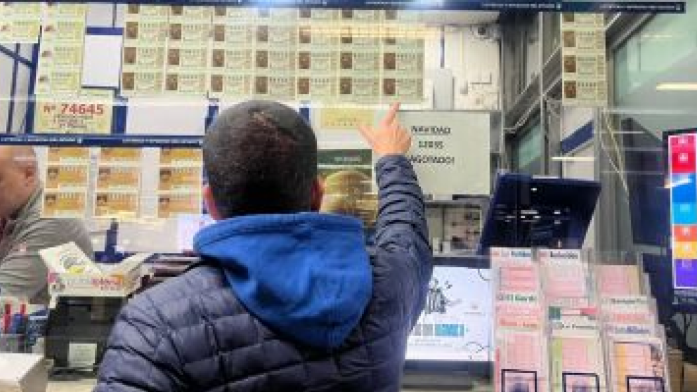 Es bombero, jugó a la lotería durante años sin suerte y ganó justo en el cumpleaños de su suegra