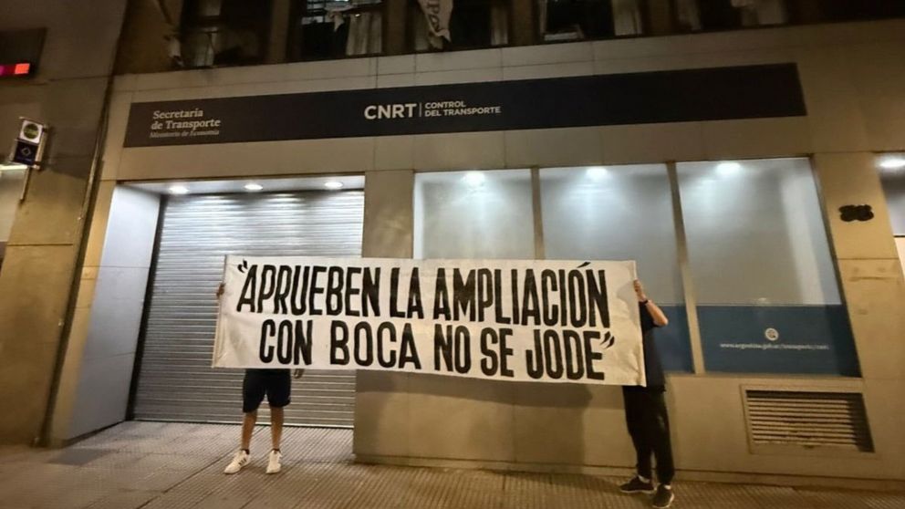 La bandera de unos hinchas de Boca en las afueras de la Comisión Nacional de Regulación del Transporte (CNRT).