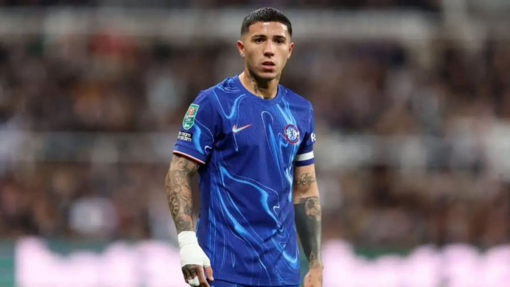 Enzo Fernández fue muy criticado por los hinchas del Chelsea tras la eliminación de la Champions League.