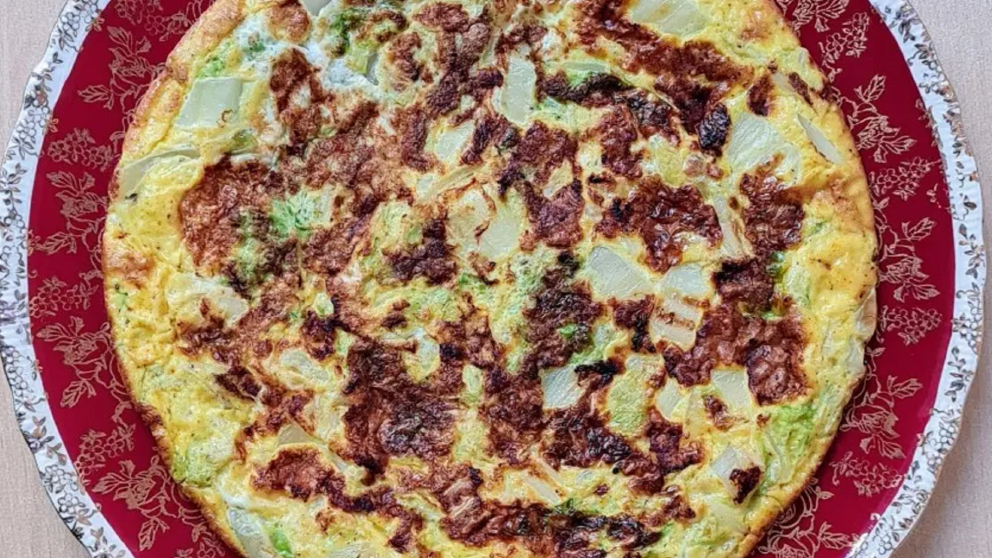Una tortilla dorada, jugosa y llena de sabor que convierte ingredientes simples en puro confort casero.