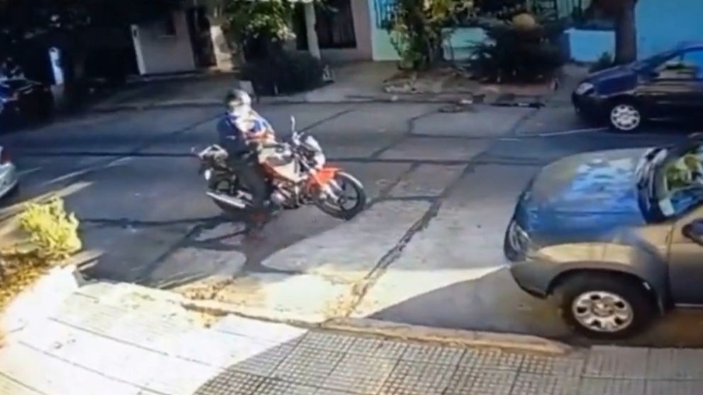 El sicario detuvo su moto frente a la vivienda "marcada" para disparar y asesinar a la mujer.