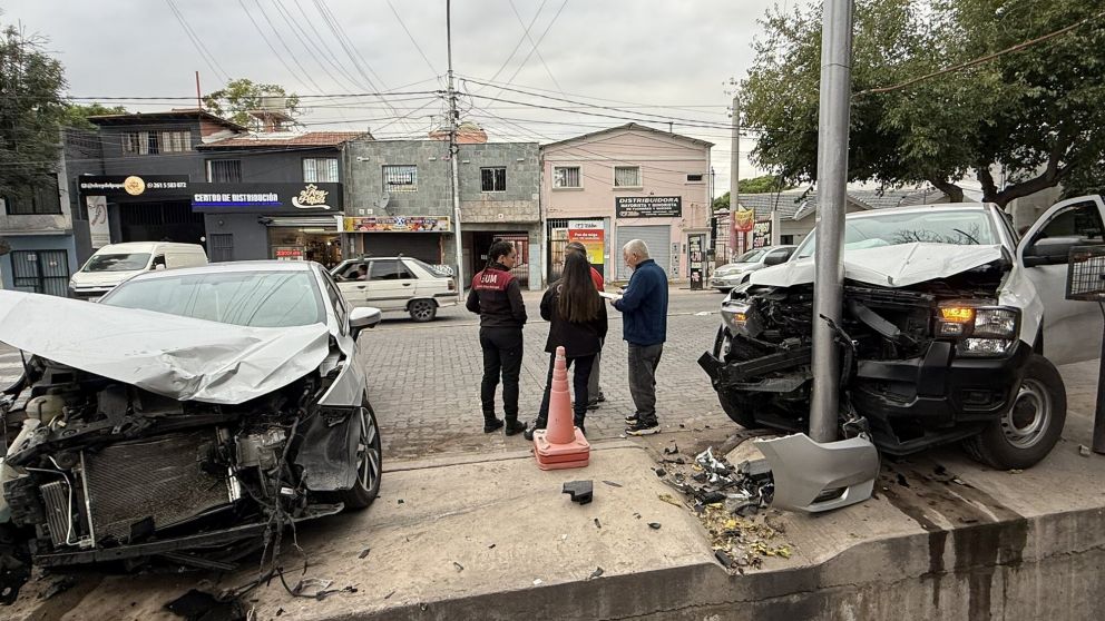 Robó una camioneta, luchó contra la dueña y huyendo chocó a otro auto
