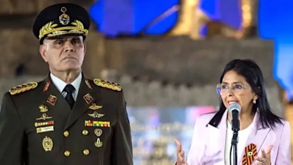 Delcy Rodr�guez desplaz� a Vladimir Padrino L�pez del Ministerio de Defensa.