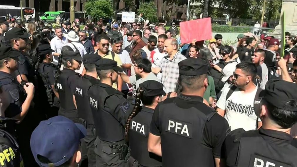 Los manifestantes intentaron instalar una carpa en el lugar, pero fueron corridos por la Polic�a.